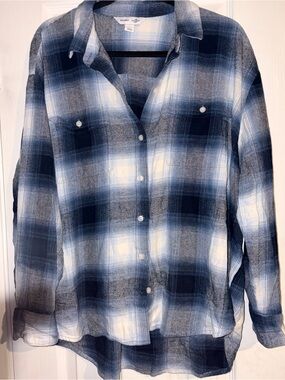 Old Navy Blue and White Ombre Plaid Button-Up Shirt
